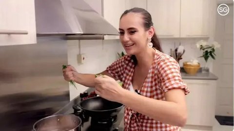 Potret Dapur Modern Marissa Nasution di Singapura, Memadukan Estetika dan Fungsionalitas secara Harmonis.