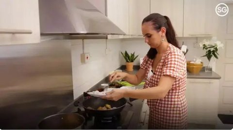 Potret Dapur Modern Marissa Nasution di Singapura, Memadukan Estetika dan Fungsionalitas secara Harmonis.