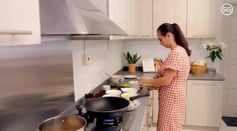 Potret Dapur Modern Marissa Nasution di Singapura, Memadukan Estetika dan Fungsionalitas secara Harmonis.