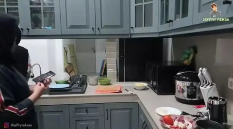 Mengintip Dapur Putri Delina dengan Desain American Classic Berpadu dengan Nuansa Tosca