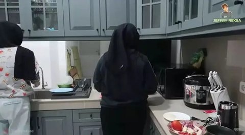 Mengintip Dapur Putri Delina dengan Desain American Classic Berpadu dengan Nuansa Tosca