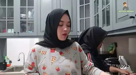 Mengintip Dapur Putri Delina dengan Desain American Classic Berpadu dengan Nuansa Tosca