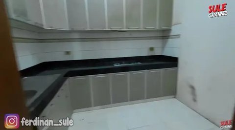Mengintip Dapur Putri Delina dengan Desain American Classic Berpadu dengan Nuansa Tosca