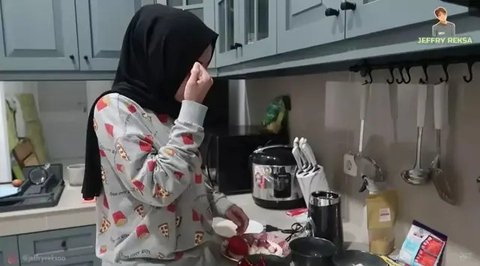 Mengintip Dapur Putri Delina dengan Desain American Classic Berpadu dengan Nuansa Tosca