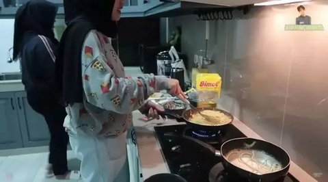 Mengintip Dapur Putri Delina dengan Desain American Classic Berpadu dengan Nuansa Tosca