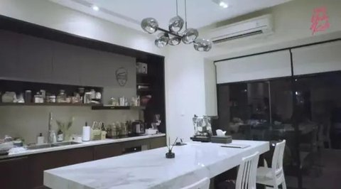 Potret rumah Vidi Aldiano yang kini ditempati bareng Sheila Dara. (Sumber: YouTube/Yuki Kato)