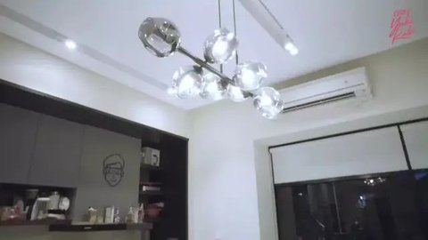 Potret rumah Vidi Aldiano yang kini ditempati bareng Sheila Dara. (Sumber: YouTube/Yuki Kato)