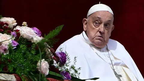 Paus Fransiskus bersiap untuk membuka Pintu Suci Basilika Santo Petrus, dalam sebuah upacara khusus untuk menandai peluncuran Yubileum 2025, di Vatikan, pada 24 Desember 2024. (Remo Casilli/P