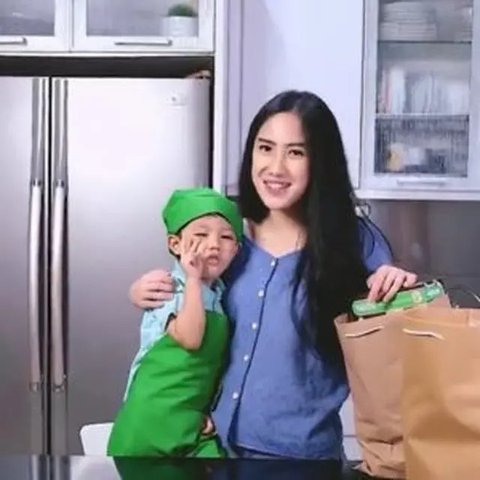 Potret Dapur Mewah Nuansa Silver di Rumah Tamara Tyasmara, Modelnya Elegan