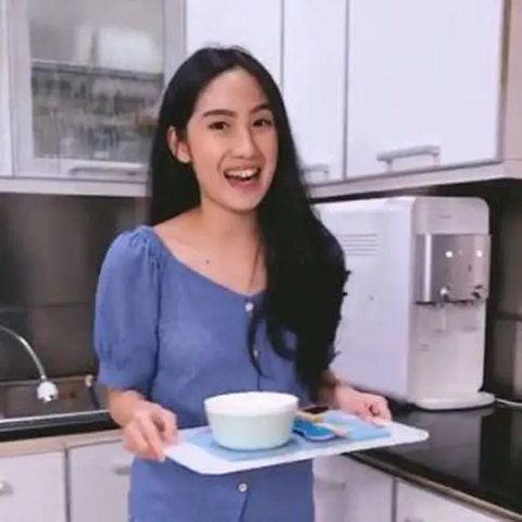 Potret Dapur Mewah Nuansa Silver di Rumah Tamara Tyasmara, Modelnya Elegan