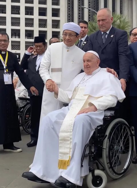 Paus Fransiskus, pemimpin Gereja Katolik yang dikenal penuh kasih dan semangat pembaruan, wafat pada usia 88 tahun. [@franciscus].