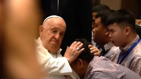 Paus Fransiskus, pemimpin Gereja Katolik yang dikenal penuh kasih dan semangat pembaruan, wafat pada usia 88 tahun. [@franciscus].