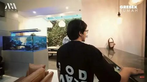 9 Poret Dapur di Rumah Denny Sumargo yang Minimalis, Nyaman, dan Fungsional