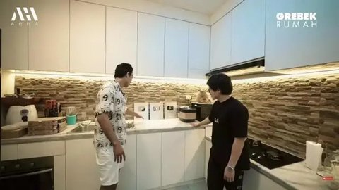 9 Poret Dapur di Rumah Denny Sumargo yang Minimalis, Nyaman, dan Fungsional