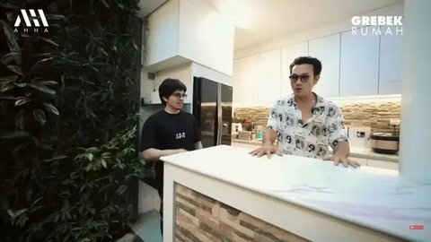 9 Poret Dapur di Rumah Denny Sumargo yang Minimalis, Nyaman, dan Fungsional