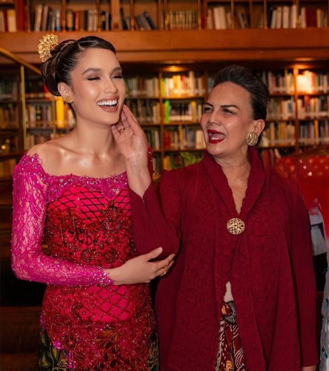 7 Potret Elegan Cinta Laura dalam Balutan Kebaya Merah Muda di Hari Kartini
