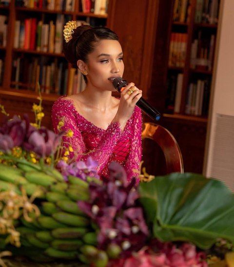 7 Potret Elegan Cinta Laura dalam Balutan Kebaya Merah Muda di Hari Kartini
