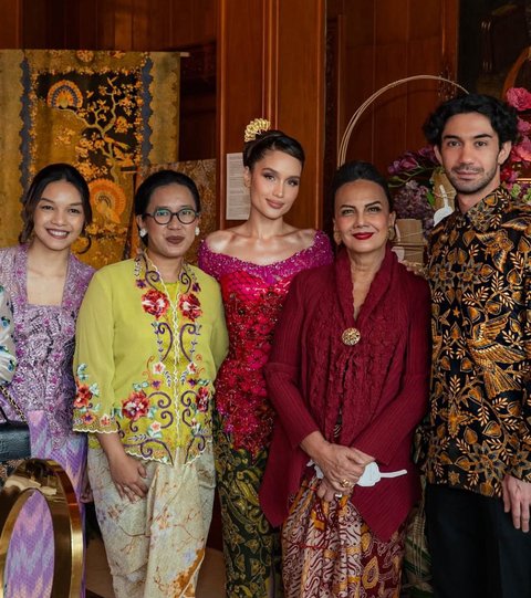 7 Potret Elegan Cinta Laura dalam Balutan Kebaya Merah Muda di Hari Kartini