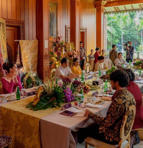 7 Potret Elegan Cinta Laura dalam Balutan Kebaya Merah Muda di Hari Kartini