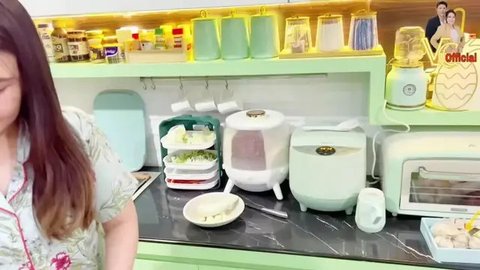 7 Potret Dapur Estetik Via Vallen di Rumah Mewahnya, Model Simpel dengan Nuansa Hijau Tosca