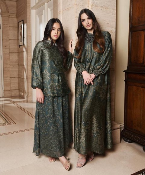 7 Potret Nia Ramadhani dan Mikhayla yang Selalu Kompak dengan Outfit Couple yang Cantik