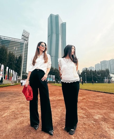 7 Potret Nia Ramadhani dan Mikhayla yang Selalu Kompak dengan Outfit Couple yang Cantik