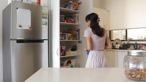 Potret Dapur Minimalis Ala Amanda Rawles, Modern dengan Sentuhan View Pantai