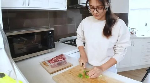Potret Dapur Minimalis Ala Amanda Rawles, Modern dengan Sentuhan View Pantai