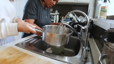 Potret Dapur Minimalis Ala Amanda Rawles, Modern dengan Sentuhan View Pantai