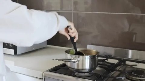 Potret Dapur Minimalis Ala Amanda Rawles, Modern dengan Sentuhan View Pantai