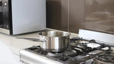 Potret Dapur Minimalis Ala Amanda Rawles, Modern dengan Sentuhan View Pantai