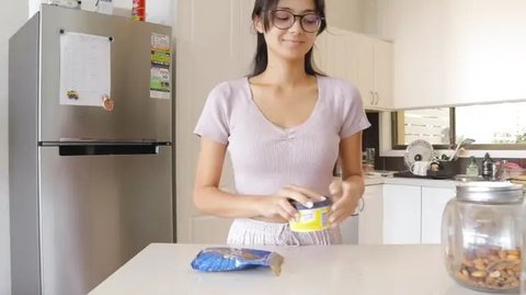 Potret Dapur Minimalis Ala Amanda Rawles, Modern dengan Sentuhan View Pantai