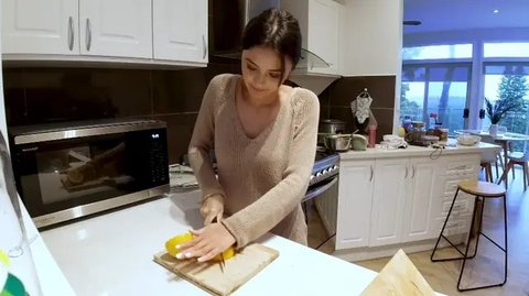 Potret Dapur Minimalis Ala Amanda Rawles, Modern dengan Sentuhan View Pantai