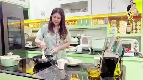 Potret Dapur Estetik Via Vallen, Model Simple namun Mewah