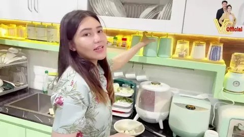 Potret Dapur Estetik Via Vallen, Model Simple namun Mewah
