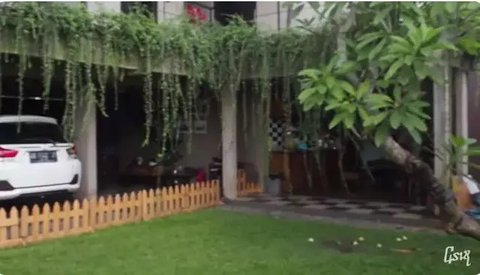Dapur Kayu Milik Cella Kotak, Dikelilingi Oleh Nuansa Hijau Kota Yogyakarta