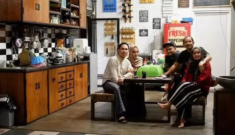 Dapur Kayu Milik Cella Kotak, Dikelilingi Oleh Nuansa Hijau Kota Yogyakarta