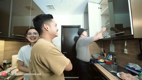 Potret Dapur Sarah Menzel, Menggabungkan Estetika dan Fungsi dalam Ruang yang Terbatas