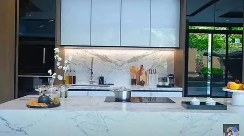 Potret Dapur Mewah Titi Kamal dan Christian Sugiono yang Memiliki Desain Elegan