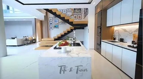 Potret Dapur Mewah Titi Kamal dan Christian Sugiono yang Memiliki Desain Elegan