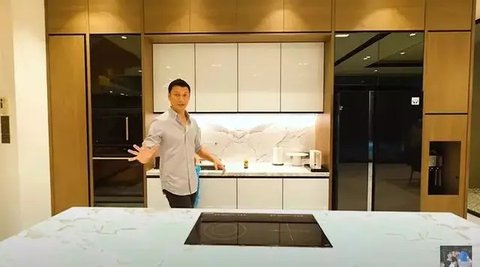 Potret Dapur Mewah Titi Kamal dan Christian Sugiono yang Memiliki Desain Elegan