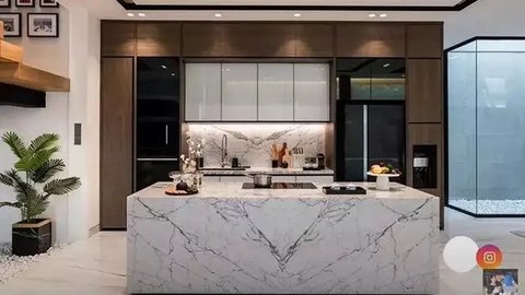 Potret Dapur Mewah Titi Kamal dan Christian Sugiono yang Memiliki Desain Elegan