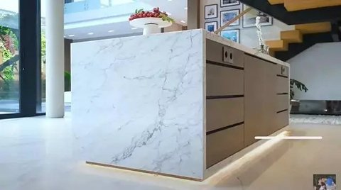 Potret Dapur Mewah Titi Kamal dan Christian Sugiono yang Memiliki Desain Elegan