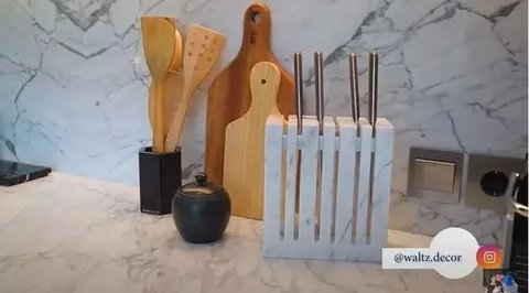 Potret Dapur Mewah Titi Kamal dan Christian Sugiono yang Memiliki Desain Elegan