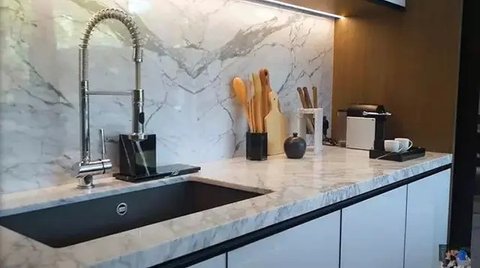 Potret Dapur Mewah Titi Kamal dan Christian Sugiono yang Memiliki Desain Elegan