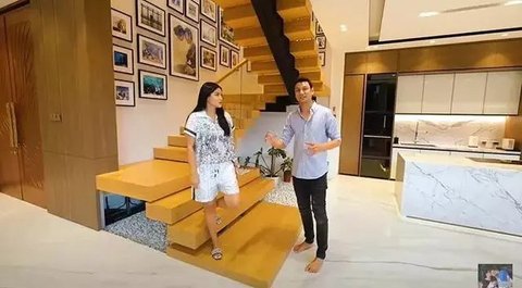 Potret Dapur Mewah Titi Kamal dan Christian Sugiono yang Memiliki Desain Elegan