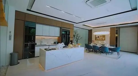 Potret Dapur Mewah Titi Kamal dan Christian Sugiono yang Memiliki Desain Elegan