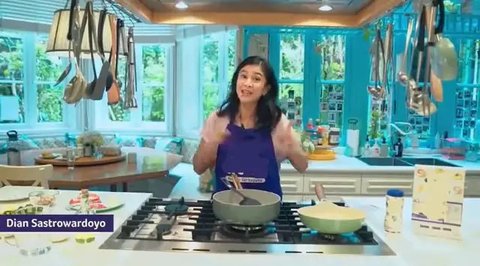 Bukan Setting Film, Ini Dapur Asli Dian Sastrowardoyo yang Super Estetik