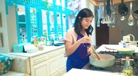 Bukan Setting Film, Ini Dapur Asli Dian Sastrowardoyo yang Super Estetik