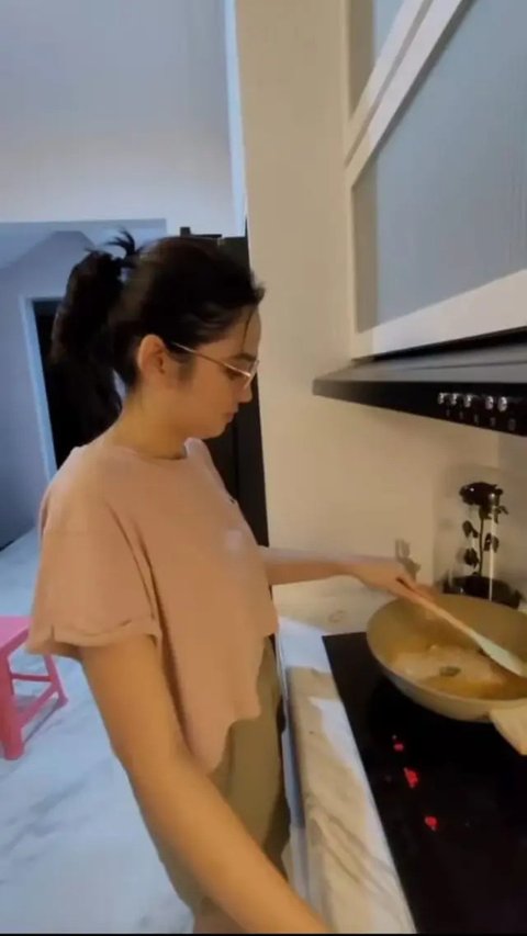 Tampil Minimalis, Dapur Syifa Hadju Tetap Lengkap dan Fungsional Banget